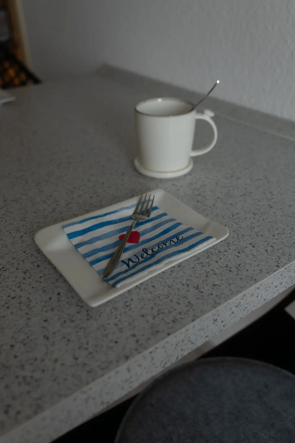 HAMA Design Homes – Ferienwohnung – Ferienwohnung Lippstadt, Tasse auf dem Tisch