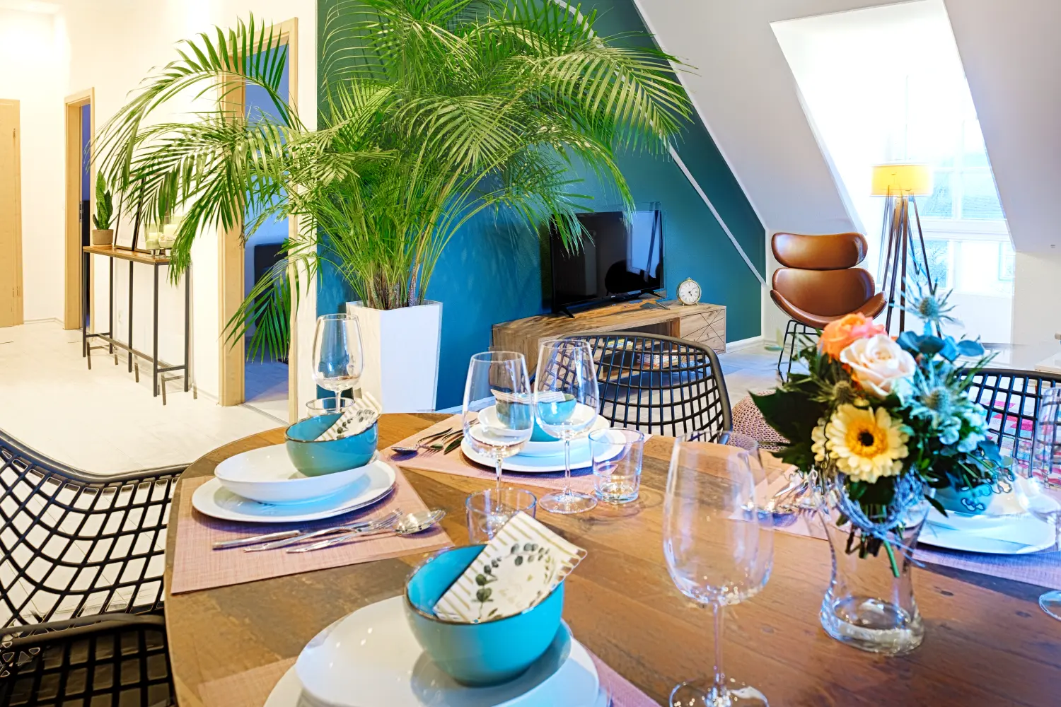 HAMA Design Homes - Ferienwohnung Ferienwohnung - Lippstadt, Geschirr auf dem Tisch