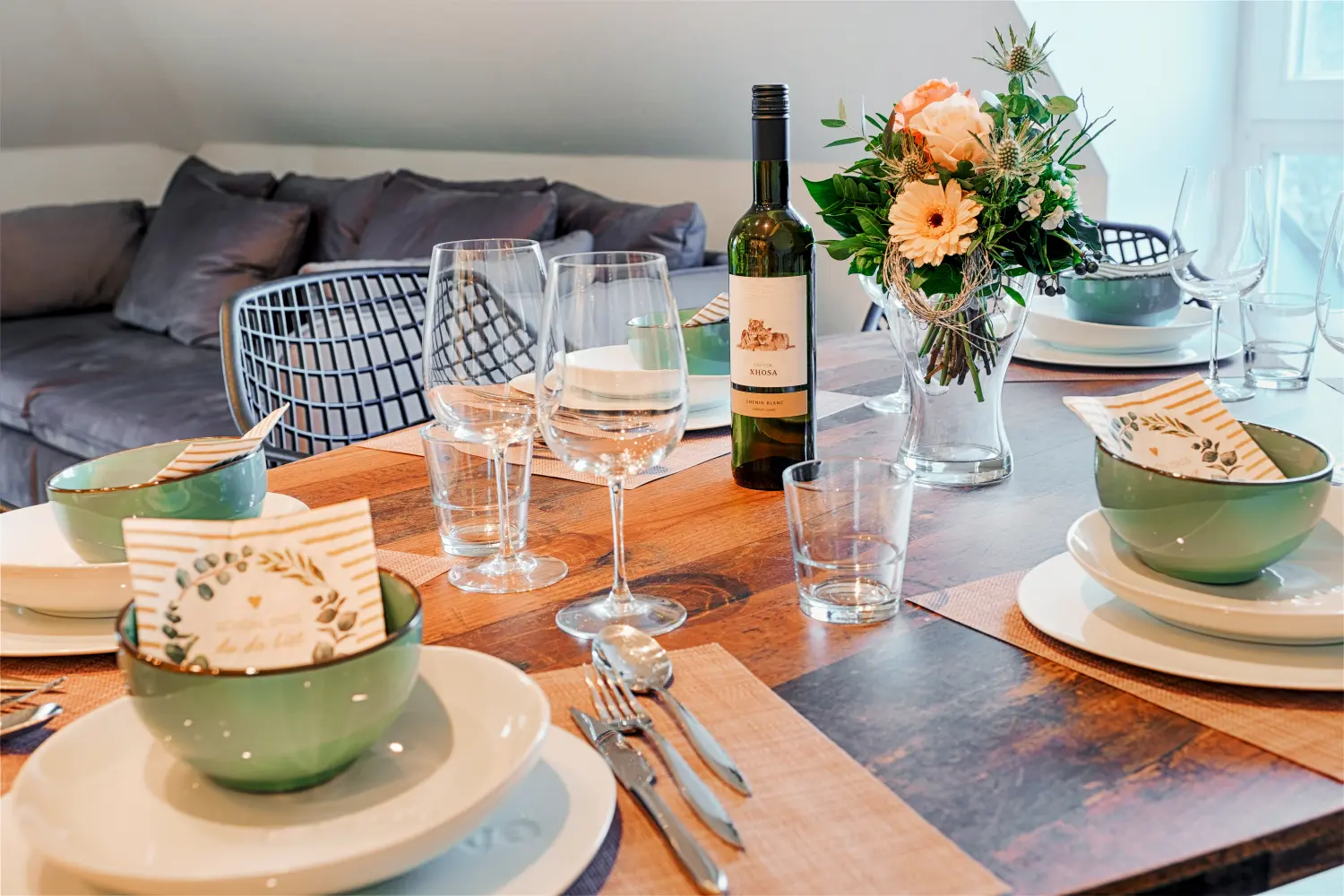 HAMA Design Homes - Ferienwohnung Ferienwohnung - Ferienwohnung Lippstadt, Geschirr auf dem Tisch