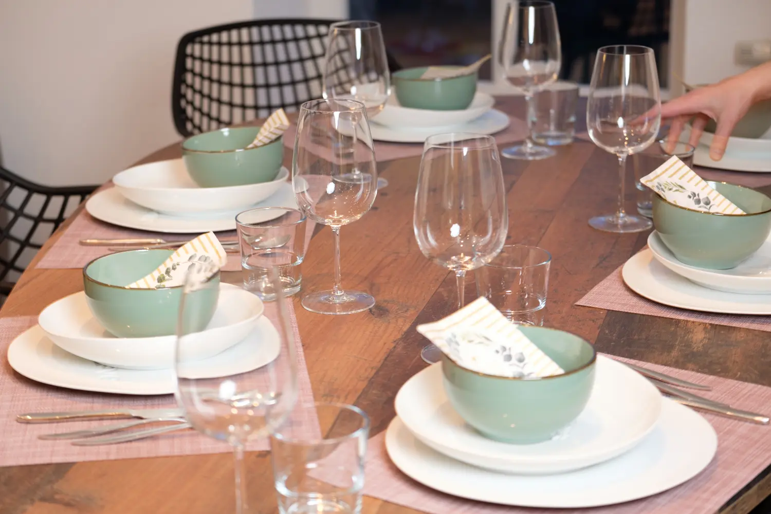 HAMA Design Homes - Ferienwohnung Wohnung - Lippstadt Wohnung Geschirr auf dem Tisch