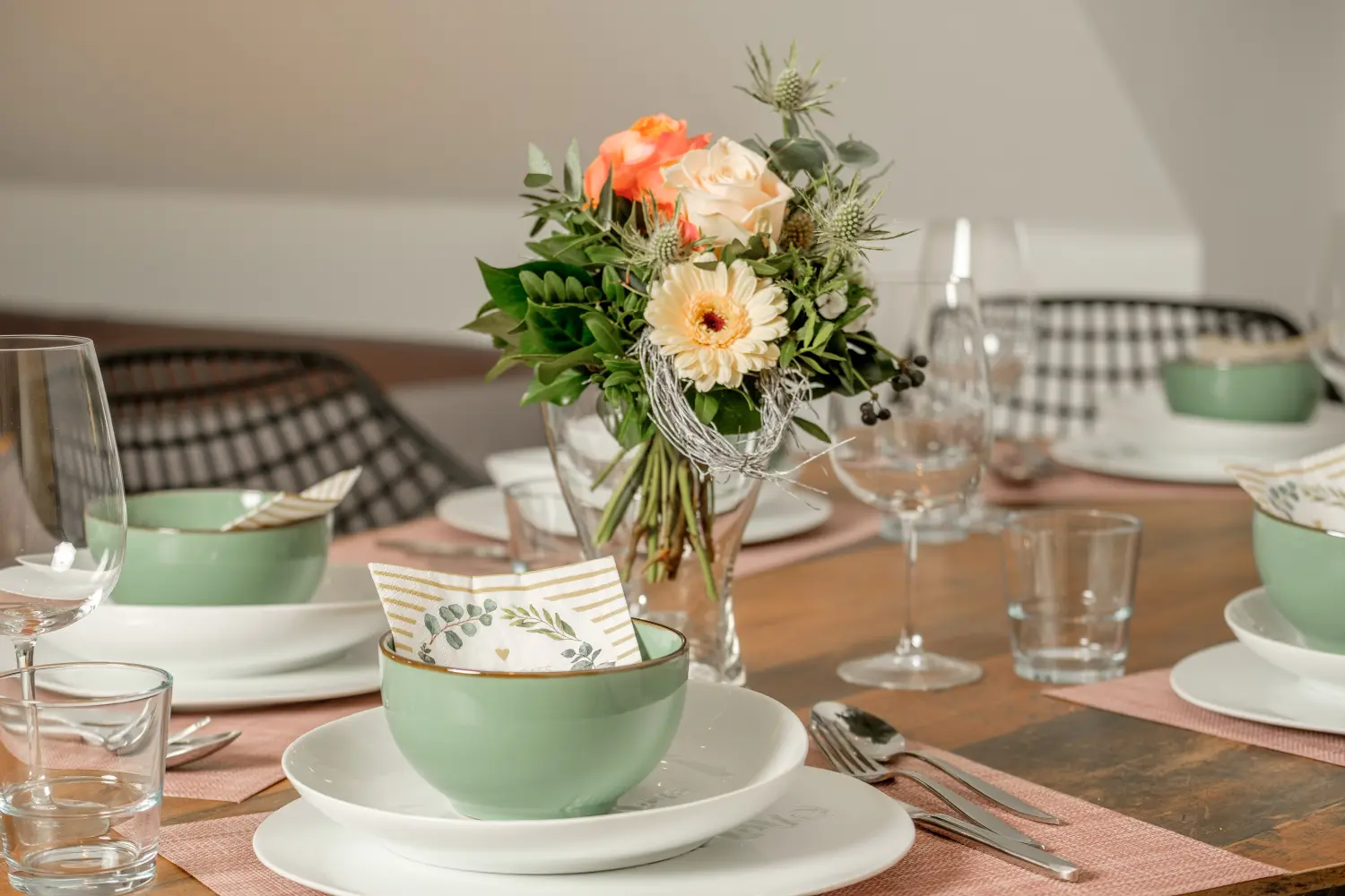 HAMA Design Homes - Ferienwohnung Wohnung - Lippstadt Wohnung Geschirr auf dem Tisch
