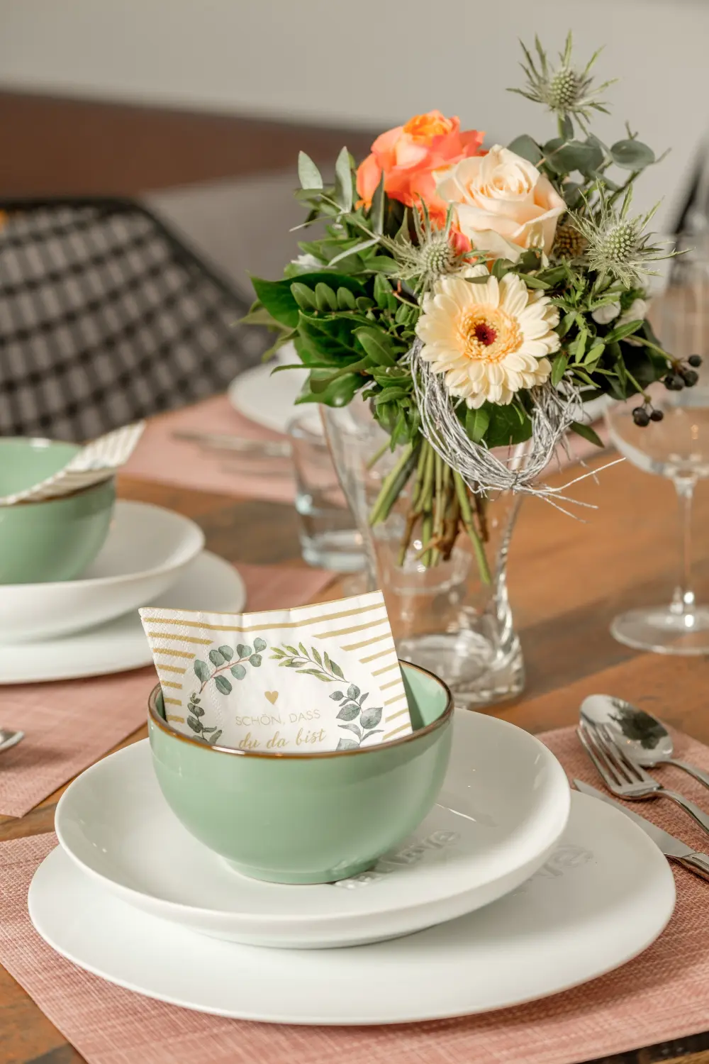 HAMA Design Homes - Ferienwohnung - Blumen auf dem Tisch