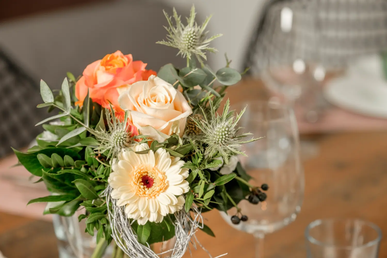 HAMA Design Homes - Ferienwohnung - Blumen auf dem Tisch