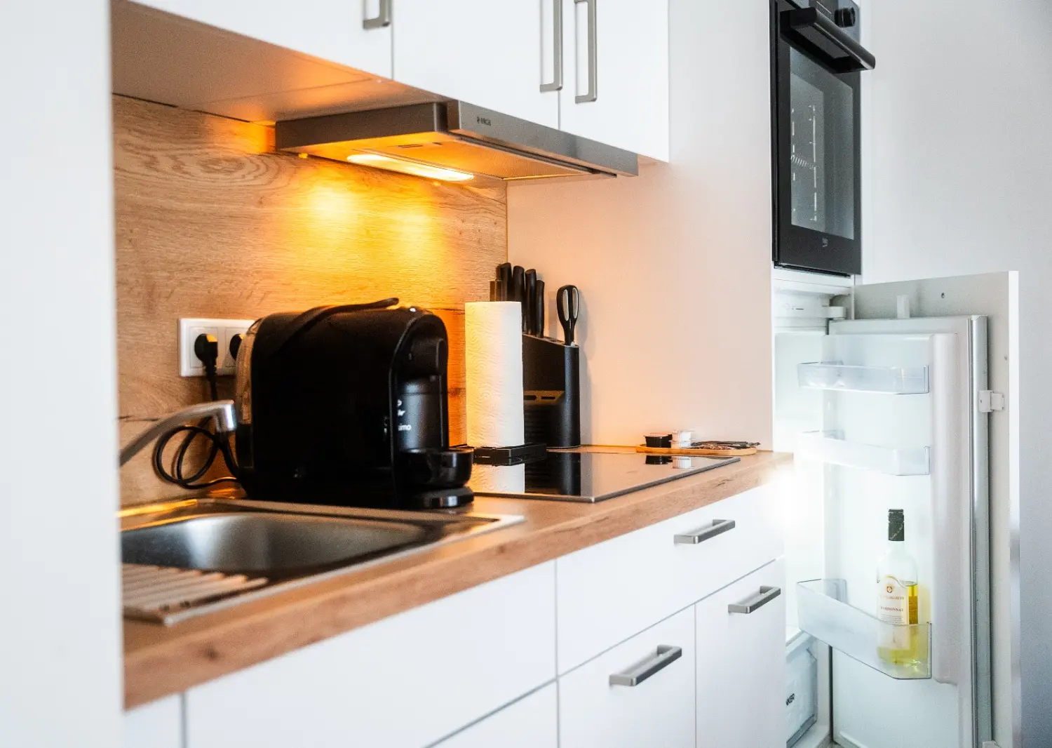 HAMA Design Homes - Ferienwohnung - PaderLounge - PaderCity - BnB OPEN Apartments - Kaffeemaschine in der Küche