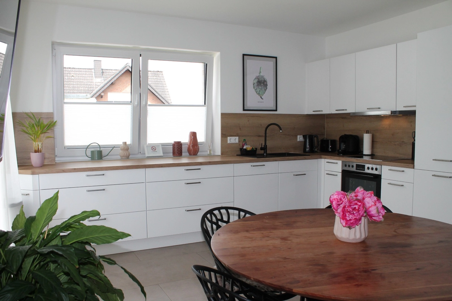 HAMA Design Homes - Ferienwohnung - PaderLounge - BnB OPEN Apartments - Küche mit Esstisch