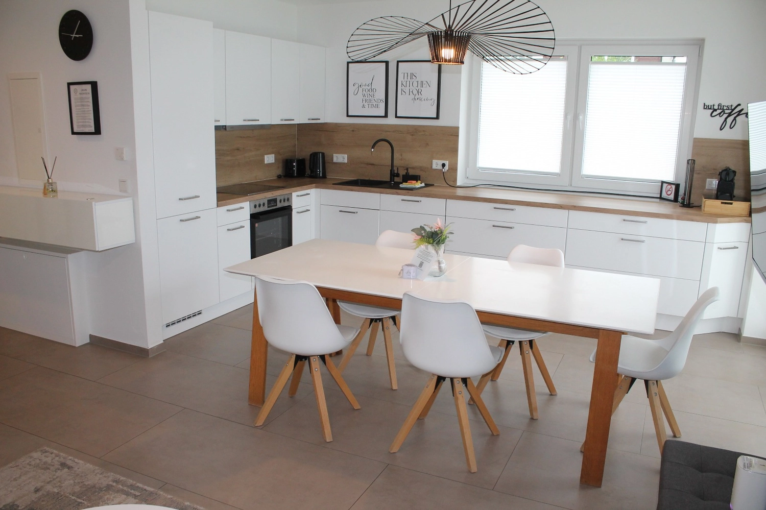 HAMA Design Homes - Ferienwohnung - PaderLounge - PaderGlück - HAMA Design Homes - Küche mit Esstisch